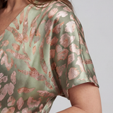 Bruna - Vestido Midi com Decote em V e Cintura Envolvente