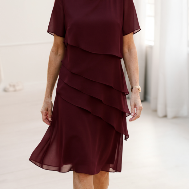 Lara – Vestido elegante fluido com volantes
