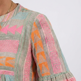 Bárbara - Vestido em Camadas com Decote em V e Estampado Geométrico
