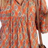 Cláudia - Vestido Midi em Camadas com Decote em V e Padrão Geométrico