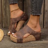 Adriana - Sandálias de Cunha Lumi com Studs