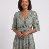 Eva - Vestido Maxi Floral com Decote em V e Mangas Curtas